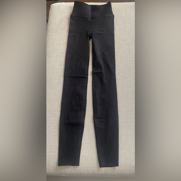 NEW Fabletics High-Waisted SculptKnit Camo Legging in Black - Picture 4 of 6